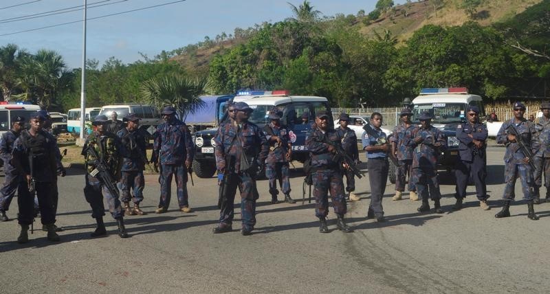 © Reuters. الشرطة تطلق النار على طلبة محتجين في بابوا غينيا الجديدة