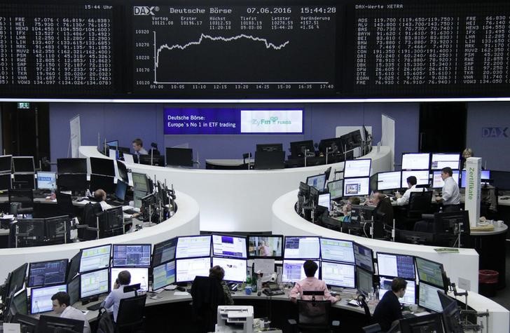 © Reuters. Las bolsas europeas retroceden, Erste lidera caídas en la banca