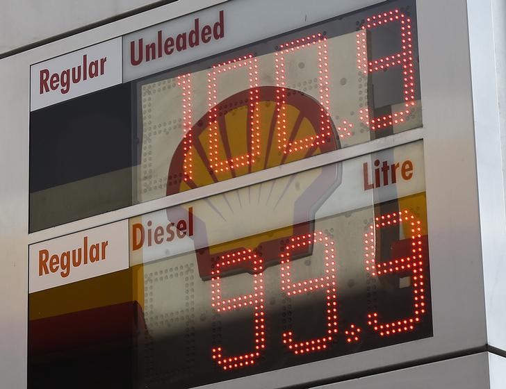 © Reuters. Экран с ценами на бензин на АЗС в Лондоне