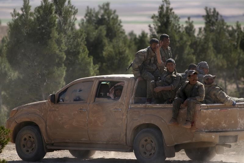 © Reuters. المرصد: معارضون سوريون يكسرون حصارا للدولة الإسلامية بشمال غرب البلاد