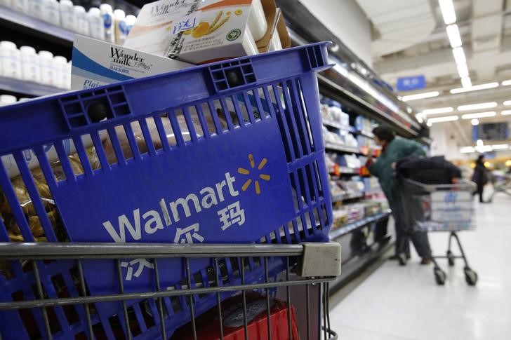 © Reuters. A shopping cart full of products is seen as a customer shops at a Wal-Mart store in Beijing