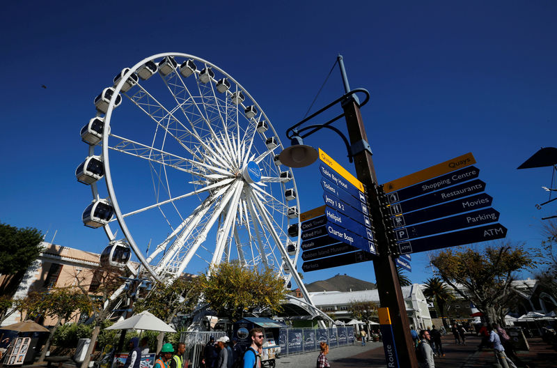 © Reuters. The iconic Table Mountain is seen behind a popular tourist destination in Cape Town