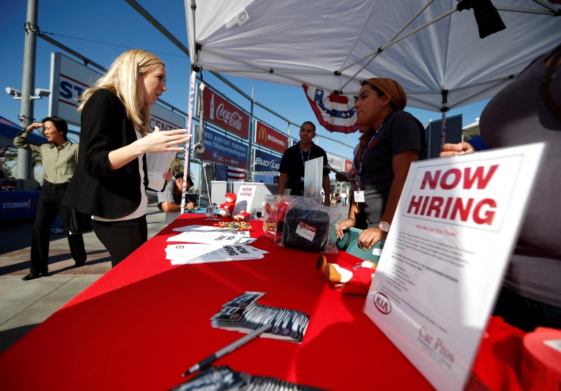 © Reuters. People browse booths at a military veterans' job fair in Carson