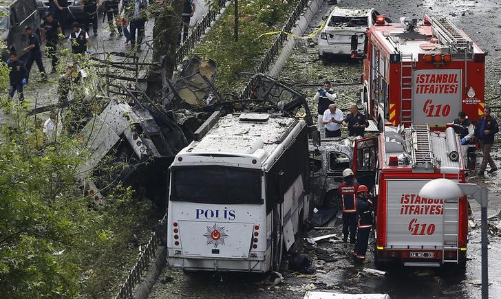 © Reuters. تركيا تتهم المسلحين الأكراد بتفجير سيارة ملغومة في اسطنبول