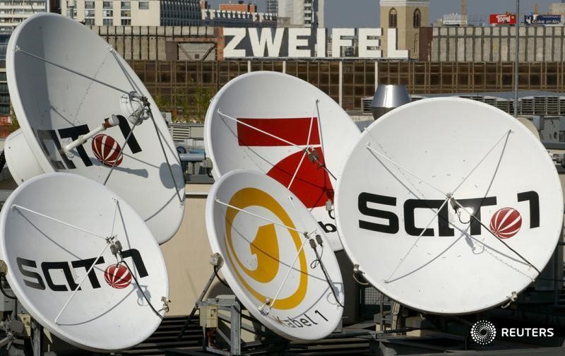 © Reuters. Satellite dishes of the German television stations Kabel 1, SAT 1 and Pro Sieben of the German media..