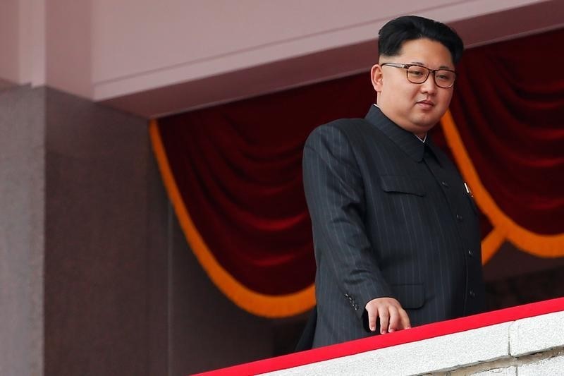 © Reuters. North Korean leader Kim Jong Un looks from the balcony as he presides over a mass rally and parade in the capital's main ceremonial square in Pyongyang