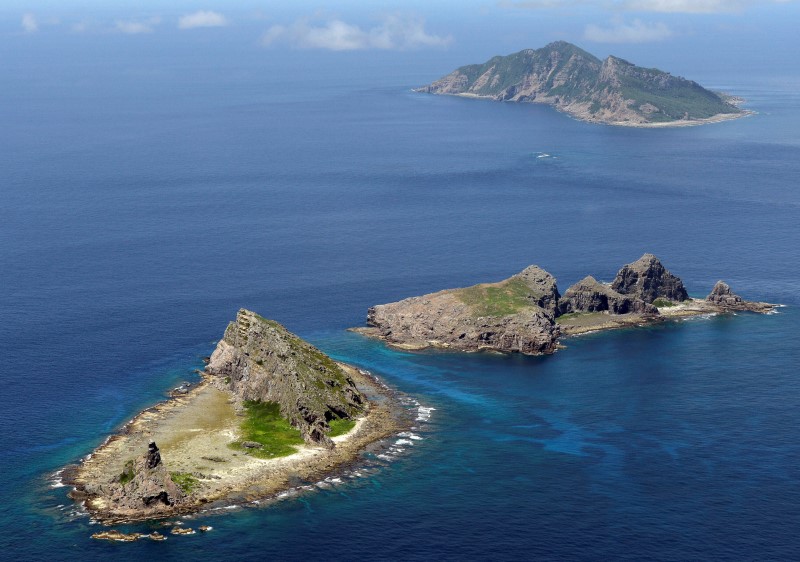 © Reuters. A group of disputed islands, Uotsuri island , Minamikojima and Kitakojima, known as Senkaku in Japan and Diaoyu in China is seen in the East China Sea