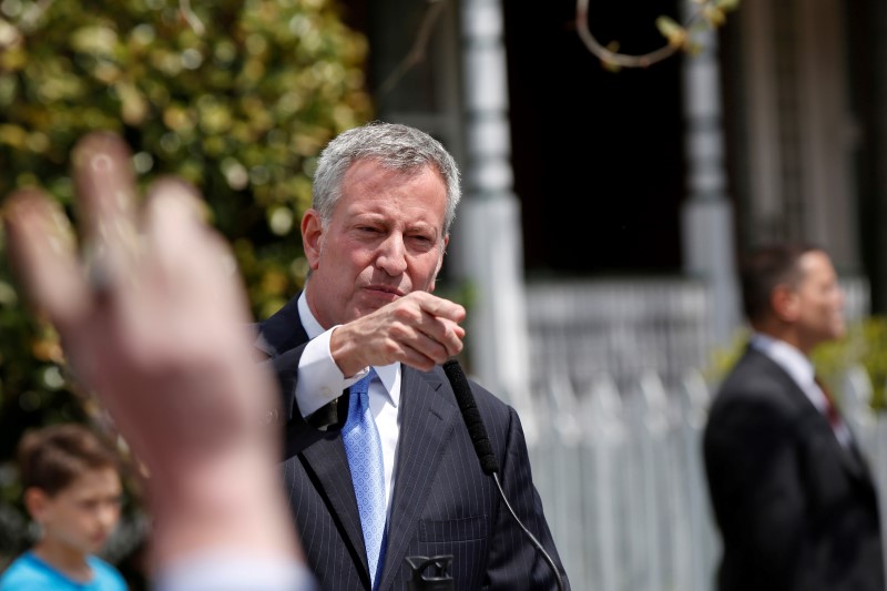 © Reuters. New York Mayor de Blasio gestures during a media briefing in Brooklyn, New York