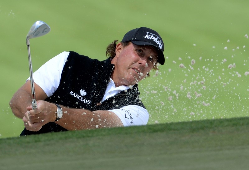 © Reuters. File photo of Phil Mickelson hitting out of a bunker on the 7th hole during the first round of The Masters in Augusta