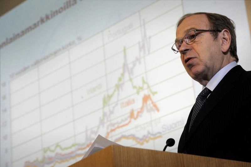 © Reuters. Bank of Finland Governor Liikanen speaks during a press briefing on the release of the latest issue of the Euro & talous journal in Helsinki