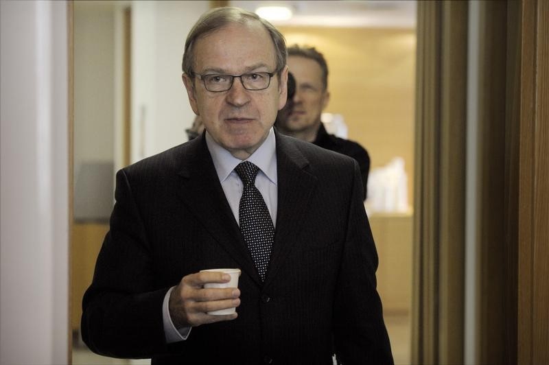 © Reuters. Bank of Finland Governor Liikanen arrives for a press briefing on the release of the latest issue of the Euro & talous journal in Helsinki