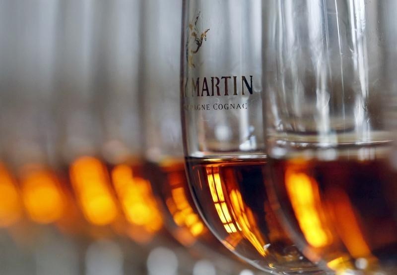 © Reuters. LE COGNAC DOPE LES RÉSULTATS ANNUELS DE RÉMY MARTIN