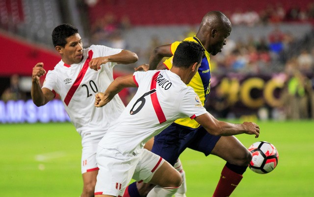 © Reuters. Ecuador remonta tras mal primer tiempo y empata 2-2 con Perú en Copa América