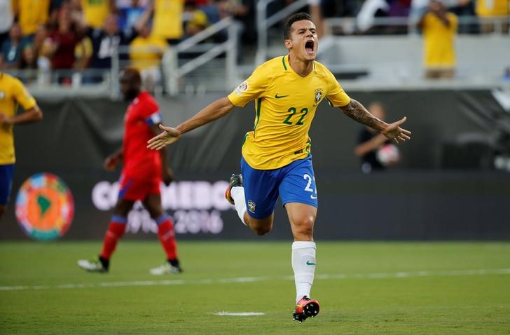 © Reuters. Brasil golea 7-1 a Haití con triplete de Coutinho, pero no brilla