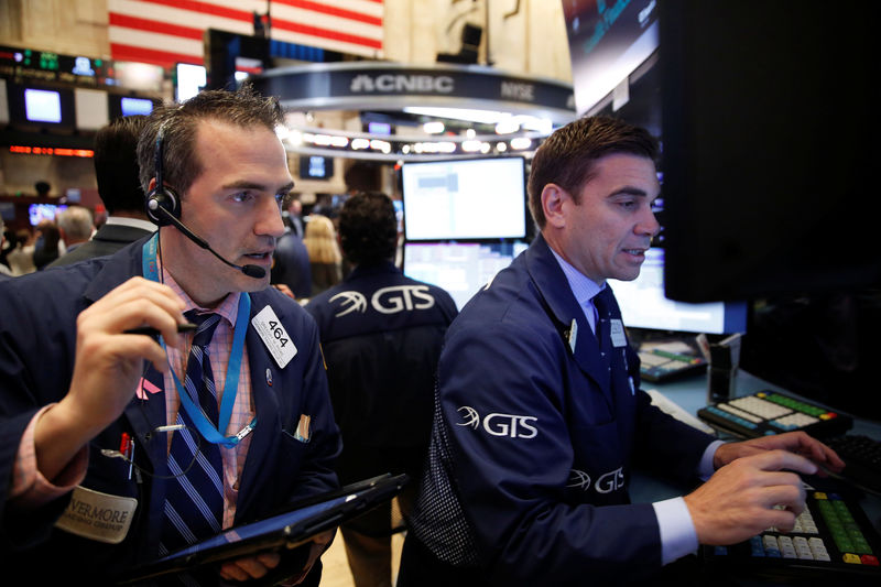 © Reuters. Traders work on the floor of the New York Stock Exchange in New York