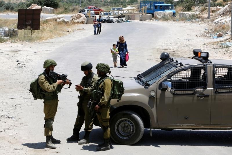 © Reuters. إسرائيل توقف تصاريح دخول الفلسطينيين بعد هجوم تل أبيب