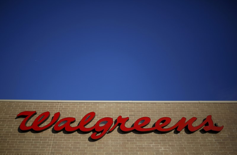 © Reuters. File photo of a Walgreens sign in the Chicago suburb of Niles