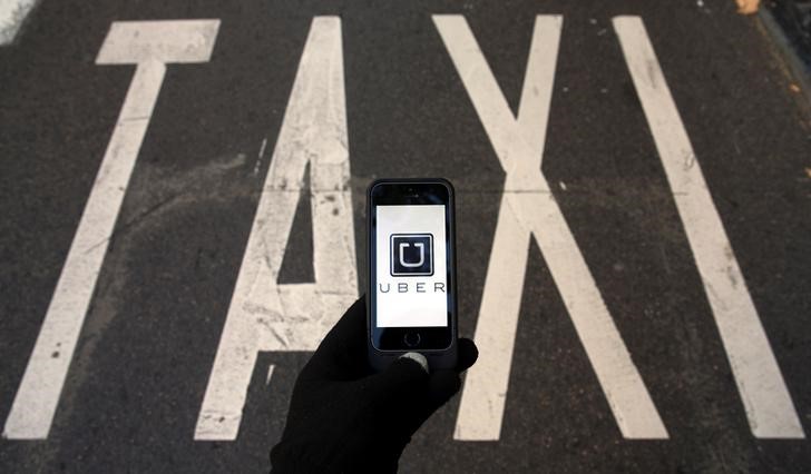 © Reuters. La CNMC critica las restricciones a empresas como Uber en España