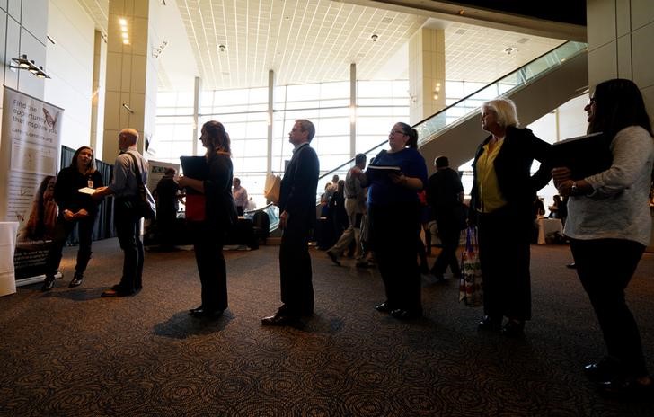 © Reuters. Job seekers wait to talk to a recruiter  at a health care job fair sponsored by the Colorado Hospital Association in Denver