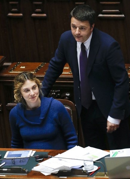 © Reuters. Italy's Prime Minister Renzi stands next to Minister for Simplification of Public Administration Madia during a confidence vote at the lower house of the parliament in Rome