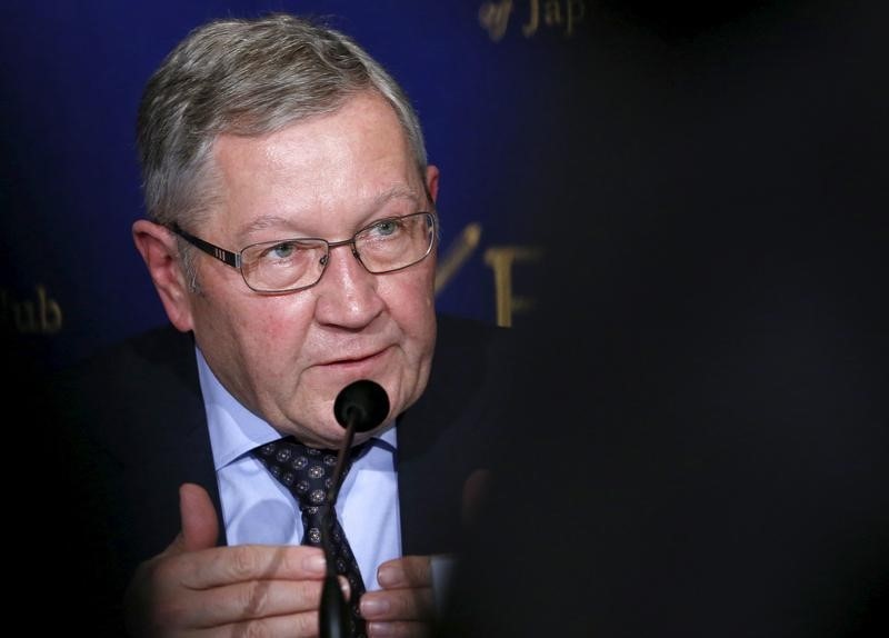 © Reuters. European Stability Mechanism Managing Director Regling speaks during a news conference at the Foreign Correspondents' Club of Japan in Tokyo