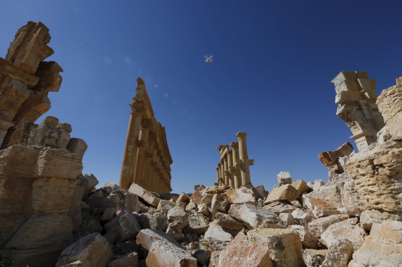 © Reuters. تسجيل مصور يظهر تدمير تنظيم الدولة الإسلامية لمعبد أثري في العراق