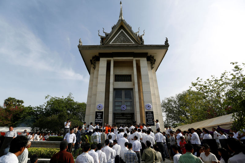 © Reuters. People pray at the Choeung Ek memorial during the annual "Day of Anger" in Phnom Penh