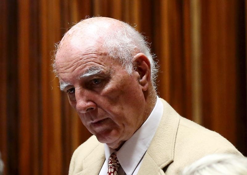 © Reuters. محكمة في جنوب افريقيا ترفض طعن نجم التنس السابق بوب هيويت على إدانته بالاغتصاب