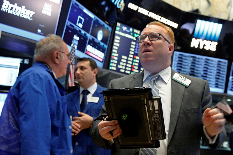 © Reuters. Traders work on the floor of the NYSE in New York City