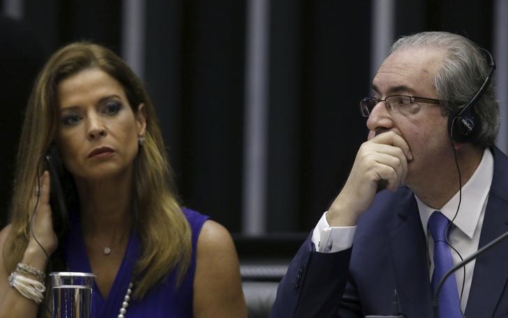 © Reuters. Cláudia Cruz (E), mulher do presidente afastado da Câmara, Eduardo Cunha (D), durante cerimônia na Câmara dos Deputados, em Brasília