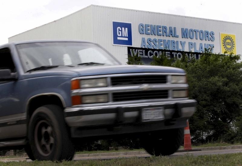 © Reuters. Chevrolet pickup truck drives past the General Motors Assembly Plant in Arlington, Texas