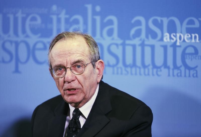 © Reuters. Italian Economy Minister Padoan speaks during a meeting with his British counterpart Osborne in Rome