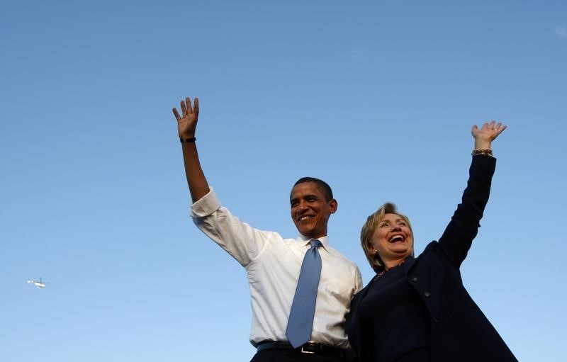 © Reuters. Obama e Clinton acenam durante campanha de 2008 em Orlando