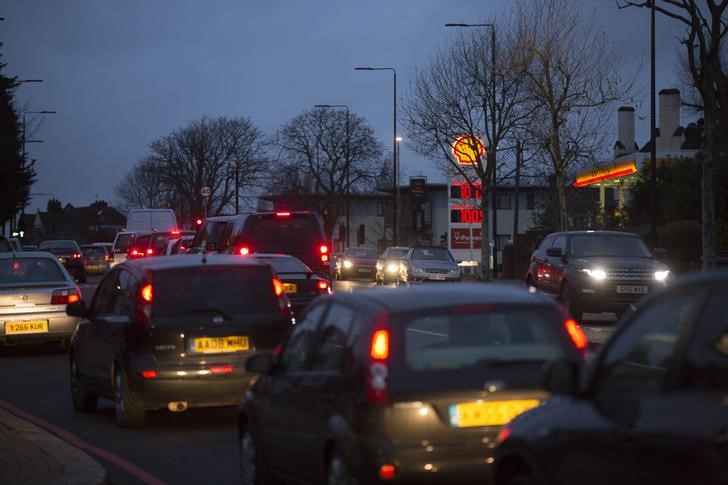 © Reuters. A Shell service station displays the price of petrol and diesel in London