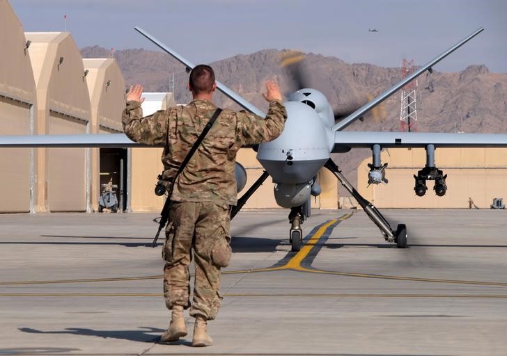 © Reuters. A U.S. airman guides a U.S. Air Force MQ-9 Reaper drone as it taxis to the runway at Kandahar Airfield, Afghanistan