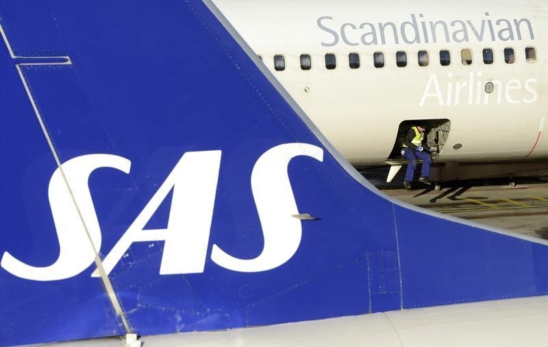 © Reuters. A loader sits in the cargo bay of an SAS Boeing 737 aircraft parked at Arlanda airport's Terminal Five, north of Stockholm