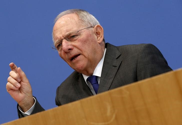 © Reuters. German Finance Minister Schaeuble  addresses a news conference in Berlin