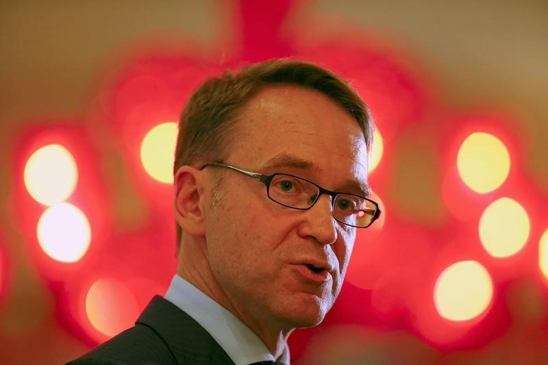 © Reuters. President of the Deutsche Bundesbank Jens Weidmann speaks during a meeting in Rome, Italy