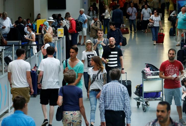 © Reuters. Passengers walk through the terminal of Frankfurt Hahn airport