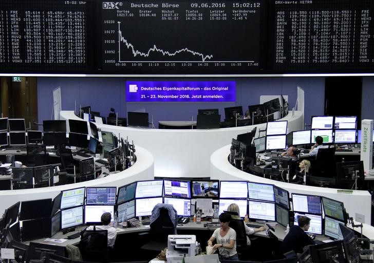 © Reuters. Las bolsas europeas bajan a un mínimo de dos semanas por las materias primas