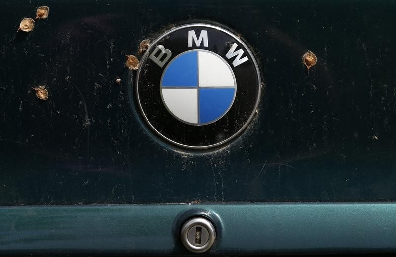 © Reuters. A BMW logo is pictured on a car's back at a scrapyard in Fuerstenfeldbruck