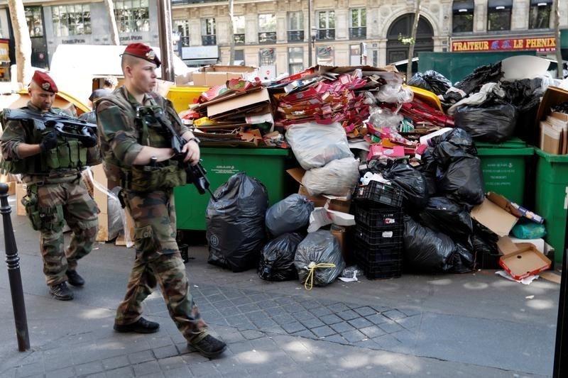 © Reuters. París saca camiones de basura privados para paliar huelga durante Euro 2016