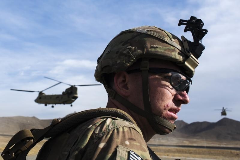 © Reuters. A U.S. soldier waits for a CH-47 Chinook helicopter from the 82nd Combat Aviation Brigade to land after an advising mission at the Afghan National Army headquarters for the 203rd Corps in the Paktia province of Afghanistan