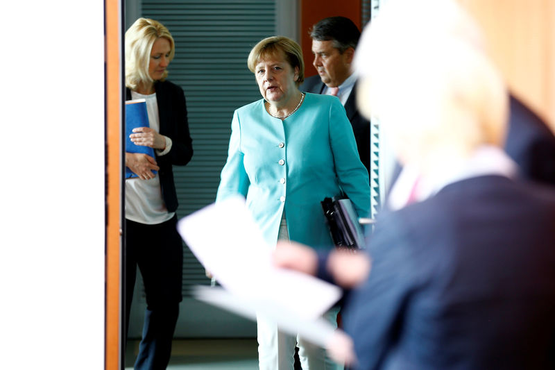 © Reuters. German Economy Minister Gabriel and Chancellor Merkel arrive for a cabinet meeting in Berlin