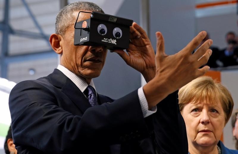 © Reuters. U.S. President Obama tries virtual reality glasses as he and German Chancellor Merkel tour Hanover Messe Trade Fair in Hanover