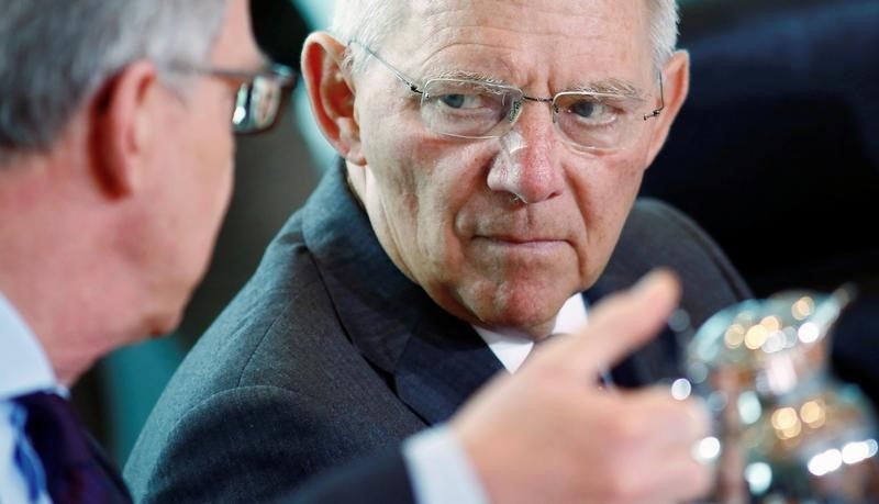 © Reuters. German Interior Minister de Maiziere and German Finance Minister Schaeuble attend the weekly cabinet meeting at the chancellery in Berlin