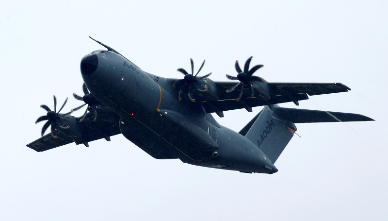 © Reuters. An Airbus A400M military aircraft is pictured at the ILA Berlin Air Show in Schoenefeld