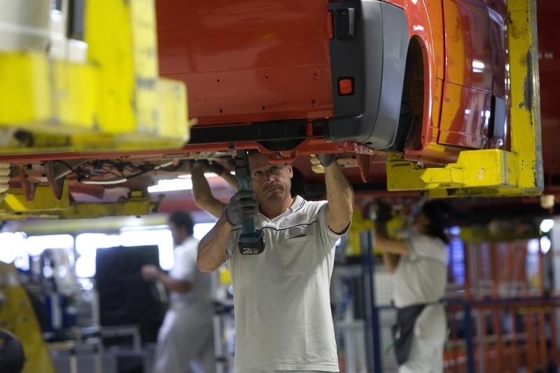 © Reuters. Un lavoratore nella fabbrica Sevelsud di Fiat