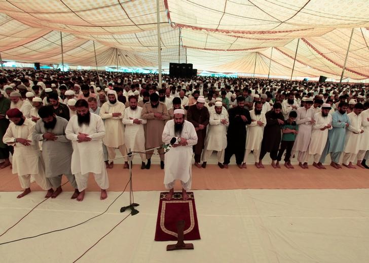 © Reuters. Hafiz Muhammad Saeed, chief of the Jamat-ud-Dawa organisation, leads the first Friday prayers of the holy fasting month of Ramadan in Islamabad