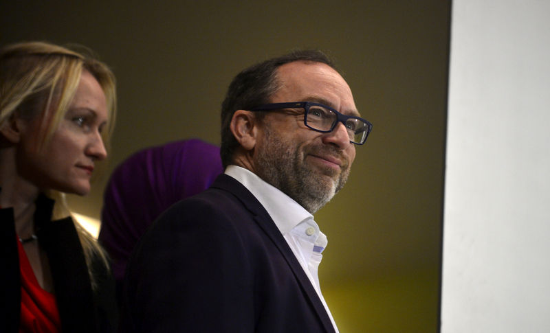 © Reuters. Wikipedia co-founder Jimmy Wales arrives at a news conference in Oviedo